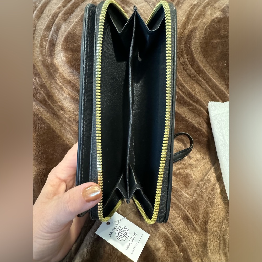 AR New York Wristlet Black with Gold Hardwares - Picture 4 of 4